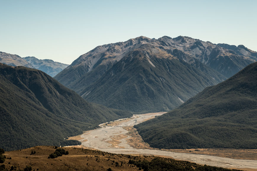 Waimakariri River mit SH73 am linken Ufer