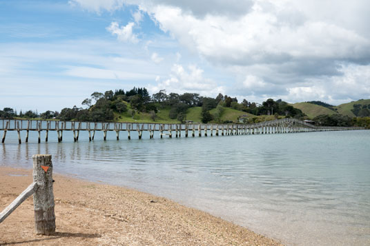 Fußgängerbrücke über das Whananaki Inlet