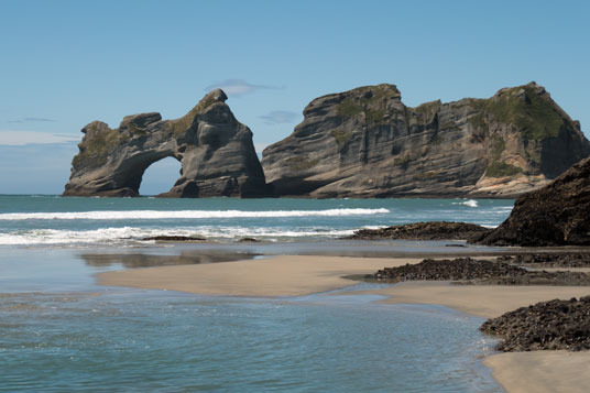 Archway Islands am Wharariki Beach