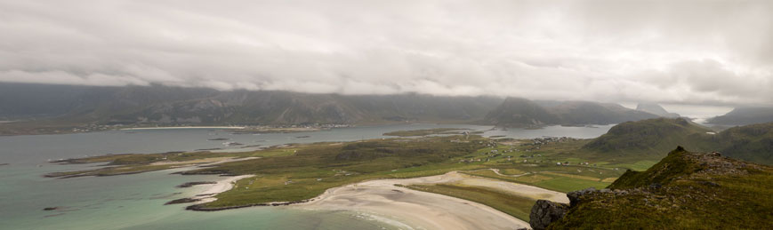 Bild: Blick von der Yttersandheia auf Fredvang 