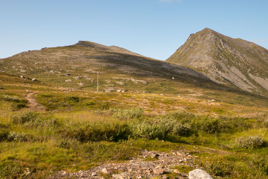 Bild: Brosmetind, Bildmitte (575 Meter), rechts Sörtinden (724 Meter)