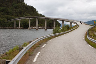 Brücke über den Iknefjord