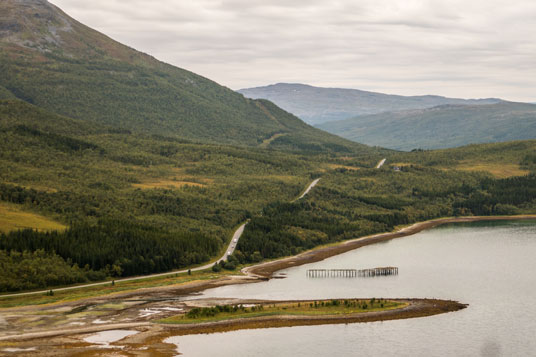 Bild: E6 am (kleinen) Altafjord südlich des Abzweigs zum Öksfjord