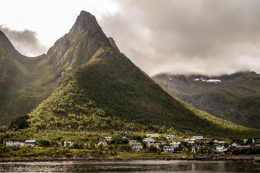 Bild: Der Ort Fjordgård unterhalb des Berges Segla