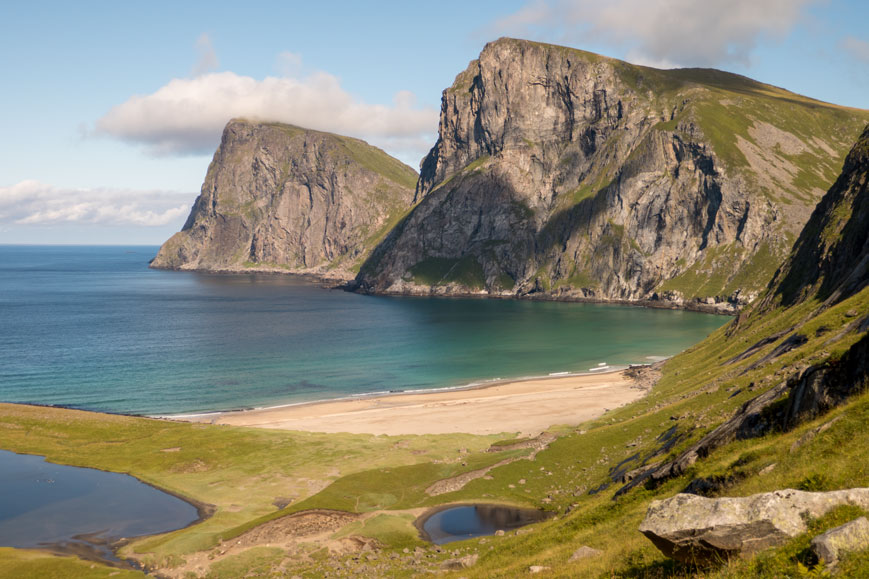 Bild: Südlicher Sandstrand der Kvalvika mit dem Aussichtsberg Ryten