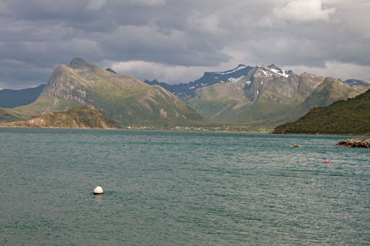 Blick auf den Ort Mosvoll nördlich von Ørnes