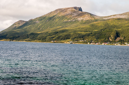 Bild: Der Ort Skaland mit dem Berg Husfjellet