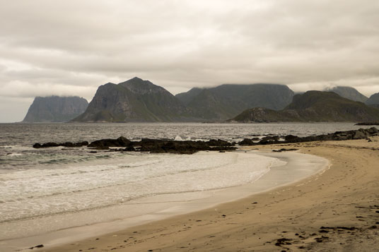 Bild: Blick von der Straße nach Myrland auf die Berge der südlich liegenden Insel Vestvågøya