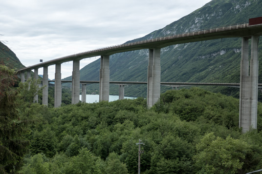 A27 im Piavetal nördlich von Vittorio Veneto, 441 km ab München