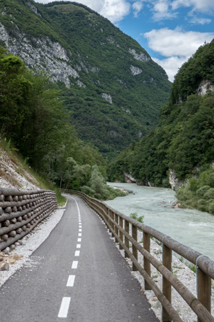 Radweg München-Venedig nördlich von Castello Lavazzo im Piavetal, 404,2 km ab München