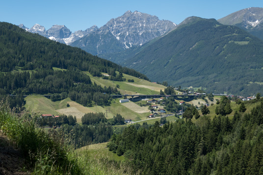 Brennerautobahn im Silltal ggü von St. Peter,  186 km ab München