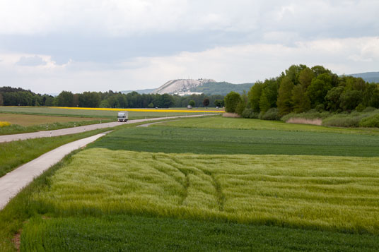 Paneuropa-Radweg entlang der B299 mit Blick auf Hirschau