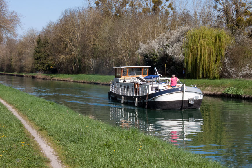 Hausboot auf dem Canal Latéral á la Marne, Paneuropa-Radweg