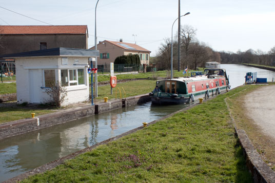 Schleuse mit Hausboot am Canal de la Marne au Rhin bei Lagarde, Frankreich