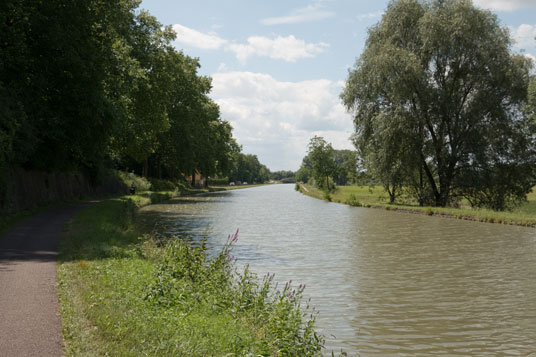Paneuropa-Radweg am Canal de la Marne au Rhin in der Nähe von Lupstein