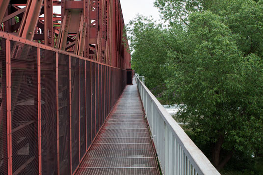 Radweg auf Eisenbahnbrücke über den Fluss Berounka bei Černošice