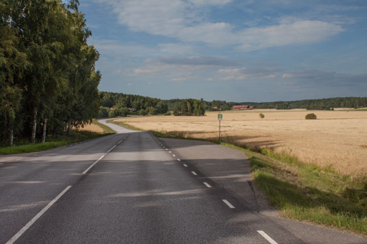 Straße nach Nävekvarn 12 km hinter Nyköping, Schweden