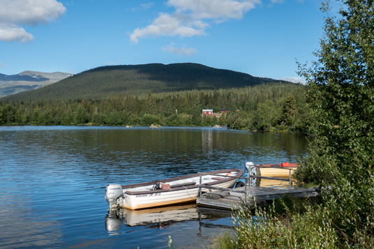 Blick vom Bootsanleger in Kvikkjokk auf den Kamajåkkå mit dem Aufstieg zum Prinskullen auf der anderen Seite des Kamajåkkå