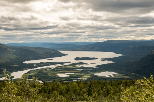 Blick vom Prinskullen auf Kvikkjokk und den Kamajåkkå