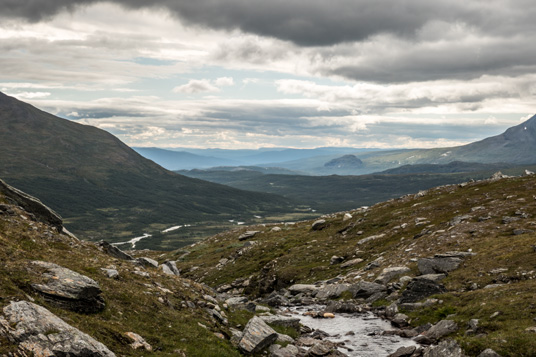 Njåtjosvagge mit dem Bach Kårekjåkåtj im Vordergrund