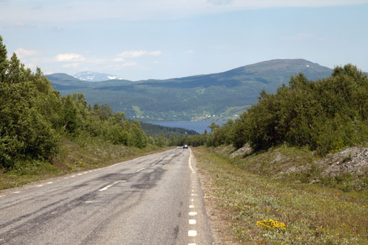 Steile Abfahrt zum See Stora Blåsjön, Schweden