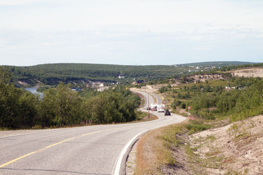 Straße 93 und der Fluss Kautokeino elva 2 Kilometer vor Kautokeino, Norwegen