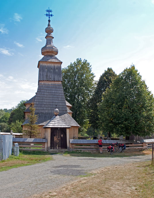 Holzkirche in Ladomirova