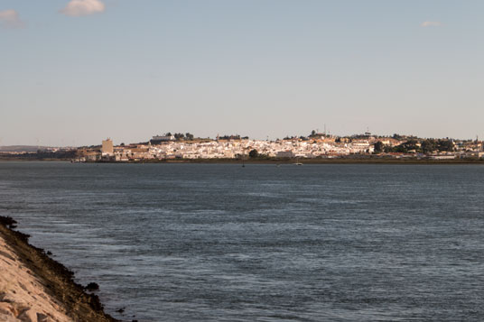 Blick von Vila Real über den Grenzfluss Guadiana nach Ayamonte in Spanien