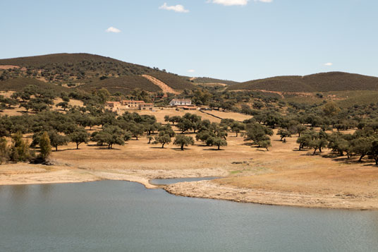 Farm am Stausee von Aracena