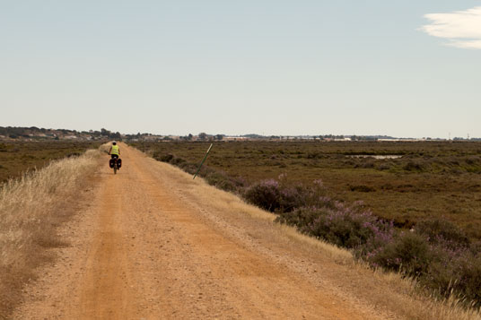 Eurovelo 1 auf einem Bahnradweg durch ein Feuchtgebiet östlich von Ayamonte