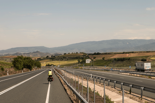 N-120 neben der Autobahn A12 östlich von Santo Domingo de la Calzada