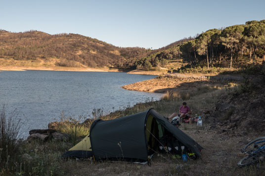 Unsere Zeltstelle an einem kleinen Stausee nördlich der Minen von Rio Tinto