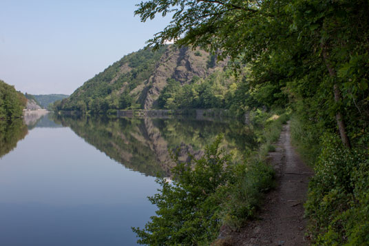 Radweg 2 an der Moldau 20 km nördlich von Prag bei Husinec