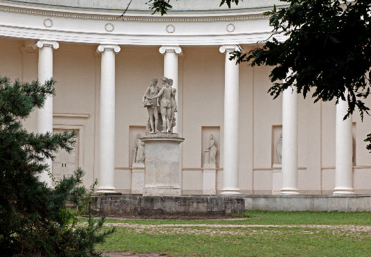 Tempel der drei Grazien in der Nähe des Sees Prostredni rybnik