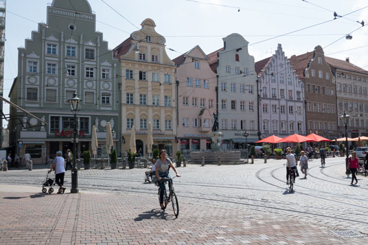 Am Marktplatz in Augsburg, 48,7 km ab Donauwörth