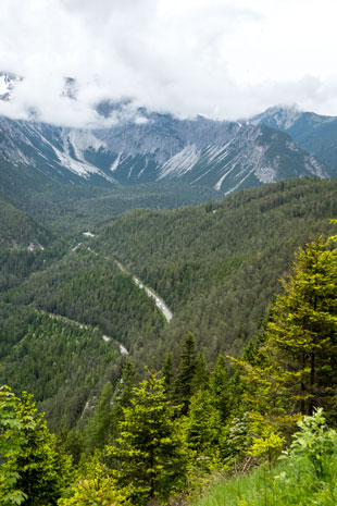 Fernpassstraße auf der Südseite des Passes