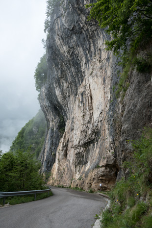 Abfahrt auf der Südseite des Passes Praderadego, 688,8 km ab Start