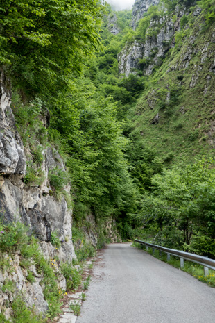 Abfahrt auf der Südseite des Passes Praderadego, 688,8 km ab Start