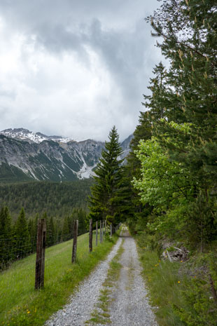 Abwärts auf der Südseite des Fernpasses, 227 km ab Donauwörth