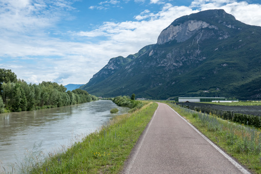 Via Claudia Augusta Entlang des Etsch nördlich von Salurn, 482 km ab Start